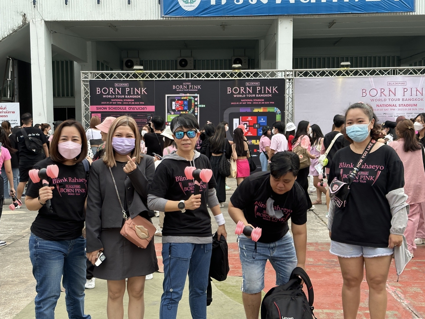 Concert BLACKPINK “đụng độ" Golden Disk Awards cùng 1 ngày: Fan Kpop tại Thái Lan quá lãi! - Ảnh 2.