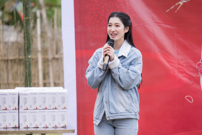 Á hậu Phương Nhi trao tặng 20 con bò cho nông dân nghèo - Ảnh 1.