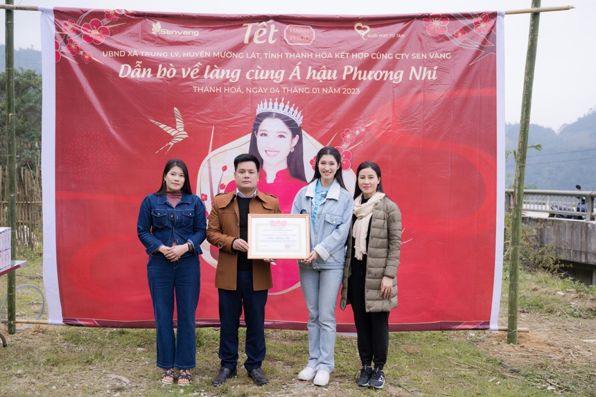 Á hậu Phương Nhi trao tặng 20 con bò cho nông dân nghèo - Ảnh 2.