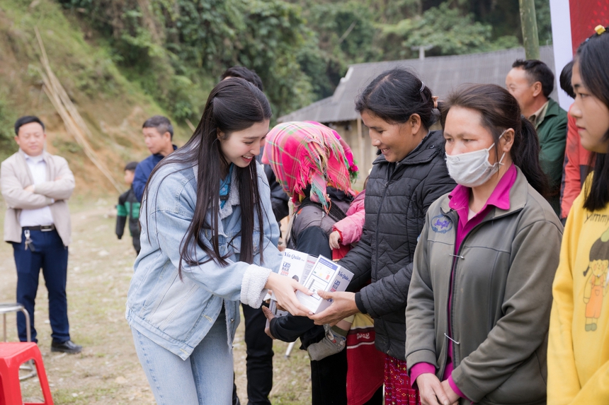 Á hậu Phương Nhi trao tặng 20 con bò cho nông dân nghèo - Ảnh 5.