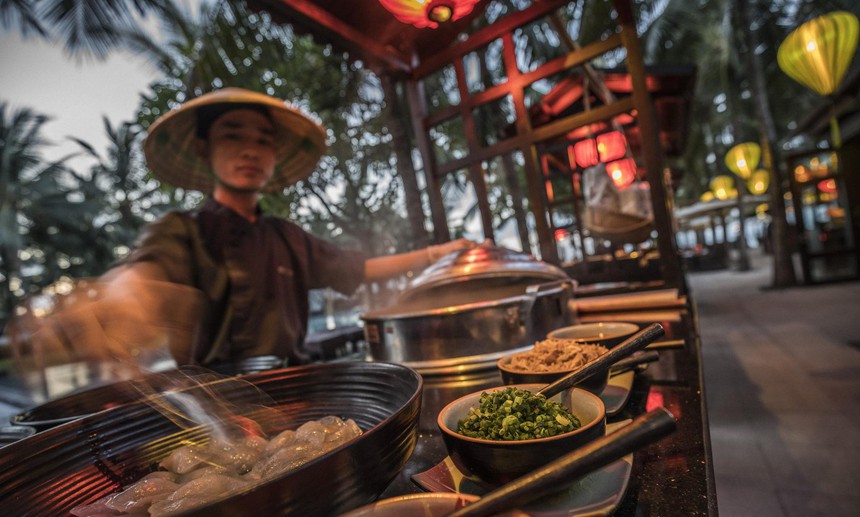 Mùa lễ hội ở khu nghỉ dưỡng hàng đầu Hội An: Du khách viết thư tay, thả đèn hoa đăng, múa lân, biểu diễn nhạc cụ dân tộc… - Ảnh 2. Mùa lễ hội ở khu nghỉ dưỡng hàng đầu Hội An: Du khách viết thư tay, thả đèn hoa đăng, múa lân, biểu diễn nhạc cụ dân tộc… - Ảnh 2.