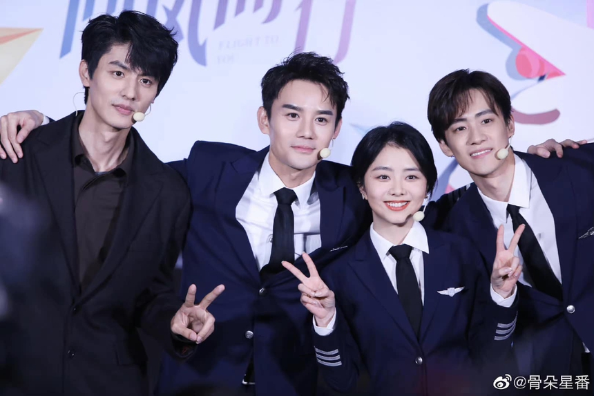 'Hướng gió mà đi': Cảnh Vương Khải buộc tóc cho Đàm Tùng Vận gây sốt, nữ chính quá đáng yêu - Ảnh 2.