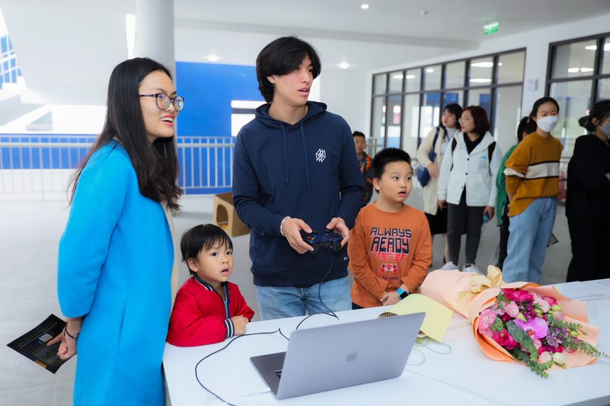 Học sinh gửi thông điệp lên trạm vũ trụ quốc tế ISS và nghe bác Phạm Tuân - người Việt Nam đầu tiên bay vào vũ trụ “kể chuyện”  - Ảnh 2.