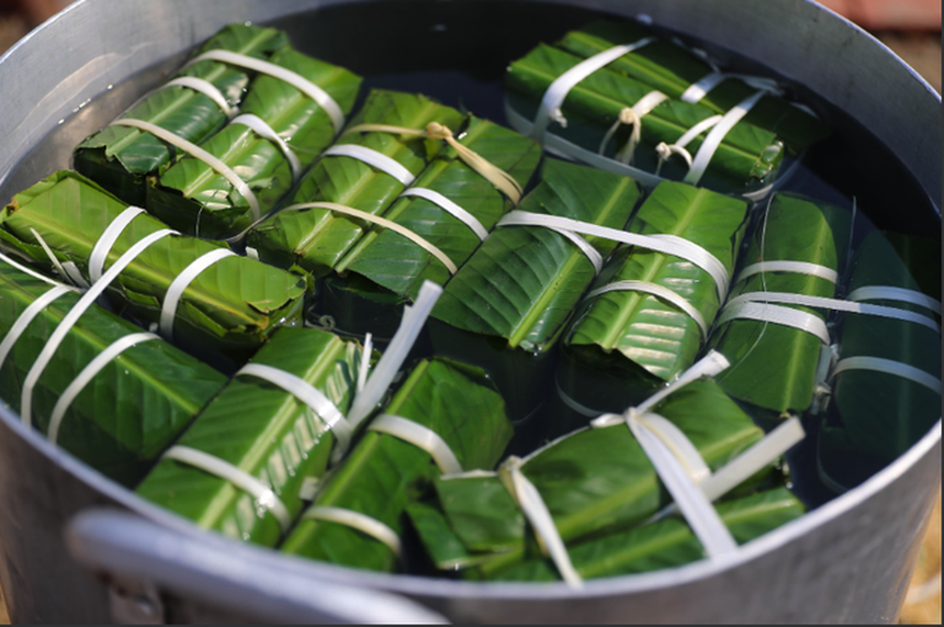 Chùa Tam Chúc thi gói 10.000 bánh chưng để tặng người nghèo - Ảnh 3. Chùa Tam Chúc thi gói 10.000 bánh chưng để tặng người nghèo - Ảnh 3.