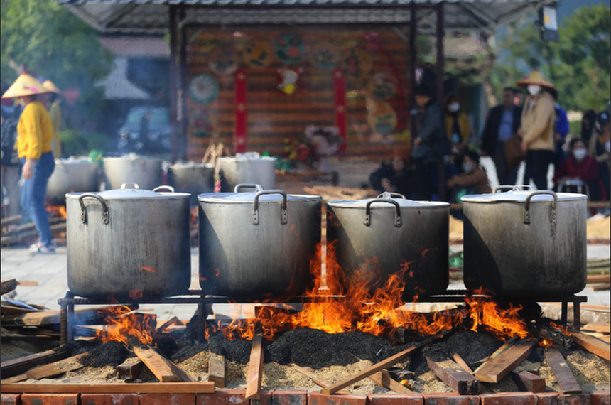 Chùa Tam Chúc thi gói 10.000 bánh chưng để tặng người nghèo - Ảnh 4. Chùa Tam Chúc thi gói 10.000 bánh chưng để tặng người nghèo - Ảnh 4.