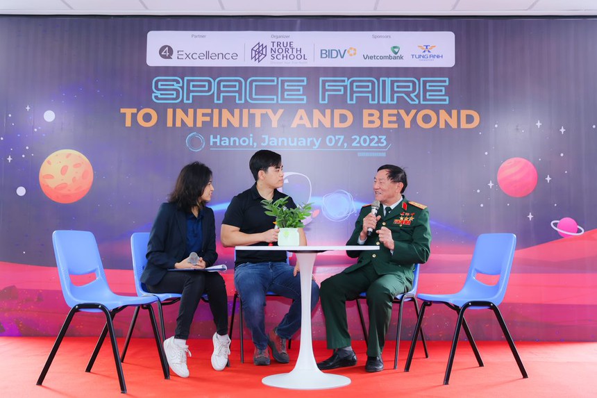 Học sinh gửi thông điệp lên trạm vũ trụ quốc tế ISS và nghe bác Phạm Tuân - người Việt Nam đầu tiên bay vào vũ trụ “kể chuyện”  - Ảnh 4.