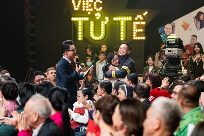 Giúp đỡ bà con châu Phi khoan giếng, trồng ngô, team Quang Linh Vlogs được vinh danh trên sân khấu Việc tử tế - Ảnh 3. Giúp đỡ bà con châu Phi khoan giếng, trồng ngô, team Quang Linh Vlogs được vinh danh trên sân khấu Việc tử tế - Ảnh 3.