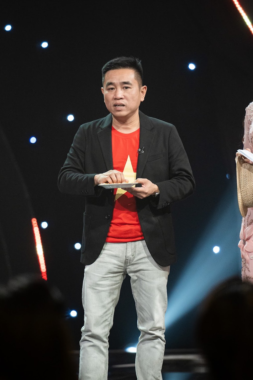 Giúp đỡ bà con châu Phi khoan giếng, trồng ngô, team Quang Linh Vlogs được vinh danh trên sân khấu Việc tử tế - Ảnh 2. Giúp đỡ bà con châu Phi khoan giếng, trồng ngô, team Quang Linh Vlogs được vinh danh trên sân khấu Việc tử tế - Ảnh 2.