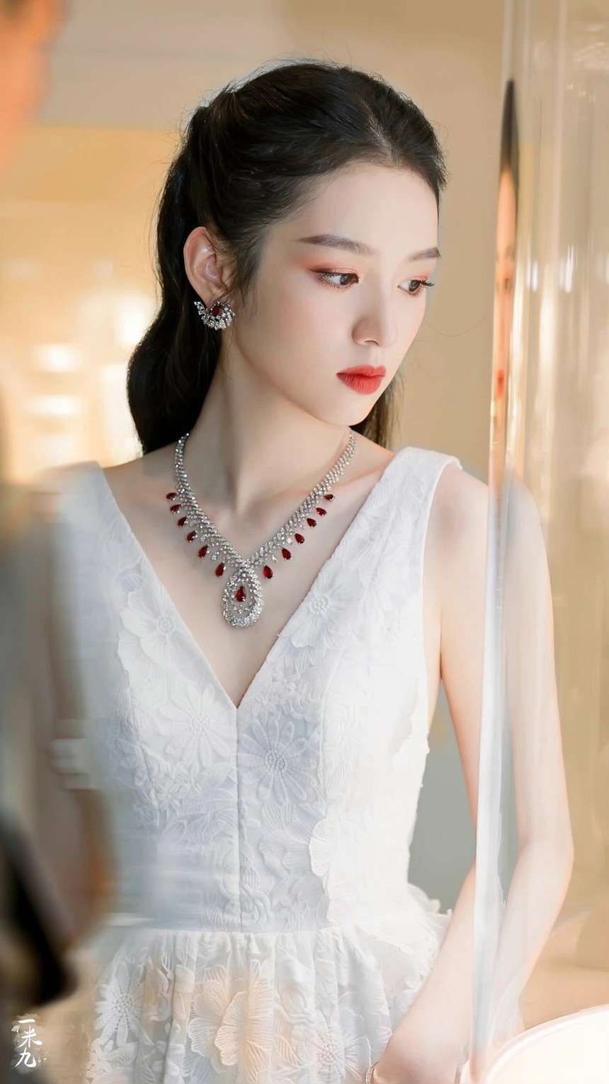 Những nữ diễn viên lọt vào "mắt xanh" của giới truyền thông năm 2022: Trương Tịnh Nghi dẫn đầu, Triệu Lộ Tư  "mất tăm" - Ảnh 2.