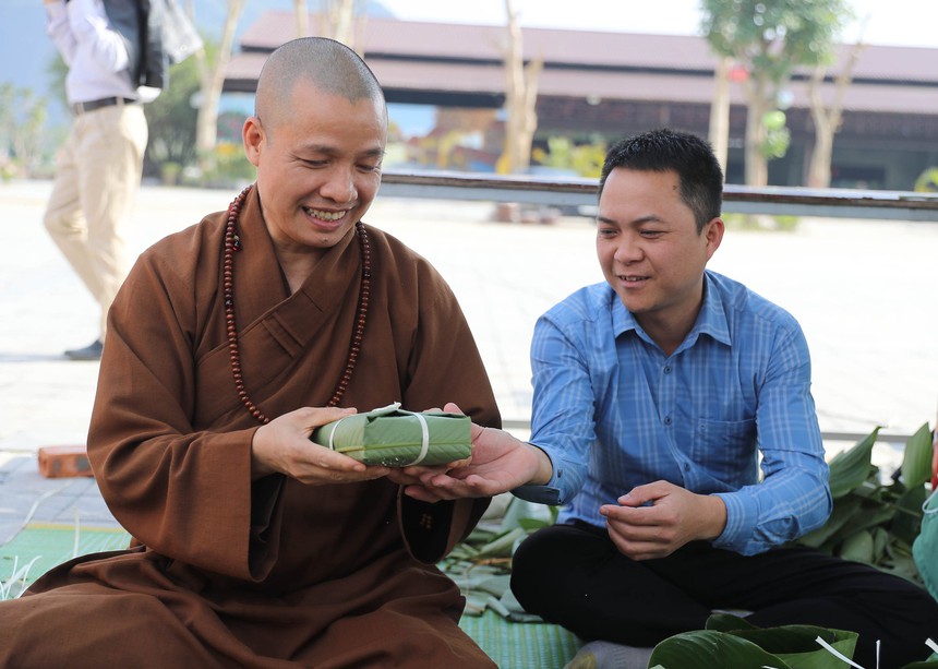Chùa Tam Chúc thi gói 10.000 bánh chưng để tặng người nghèo - Ảnh 5. Chùa Tam Chúc thi gói 10.000 bánh chưng để tặng người nghèo - Ảnh 5.