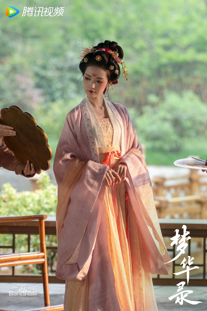 Mỹ nhân Tân Cương ‘đè bẹp’ nhan sắc Triệu Lộ Tư ở phim mới: Được Lưu Diệc Phi nâng đỡ, phong cách gợi nhớ Nhiệt Ba? - Ảnh 7. Mỹ nhân Tân Cương ‘đè bẹp’ nhan sắc Triệu Lộ Tư ở phim mới: Được Lưu Diệc Phi nâng đỡ, phong cách gợi nhớ Nhiệt Ba? - Ảnh 7.