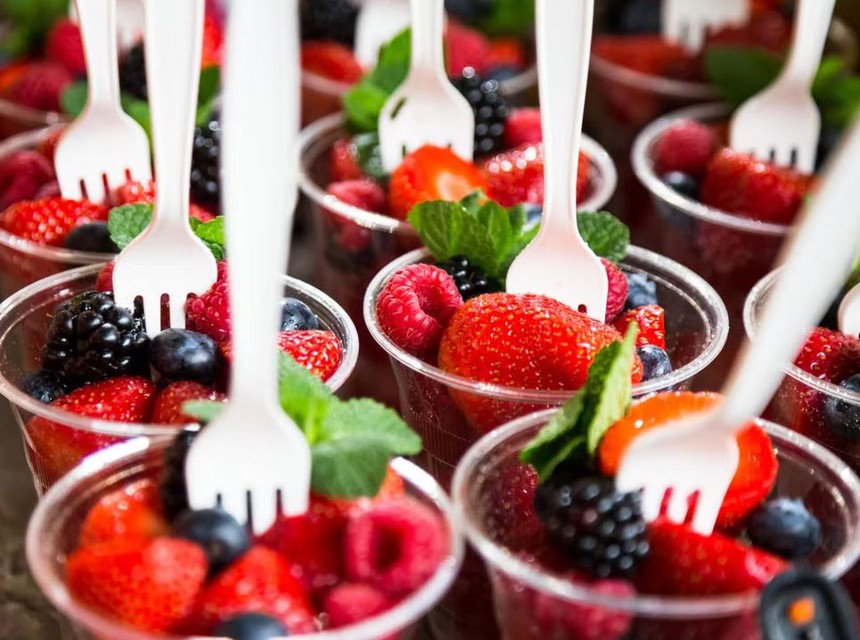 Chính phủ Anh chuẩn bị ban hành lệnh cấm đồ nhựa dùng một lần - Ảnh 1.