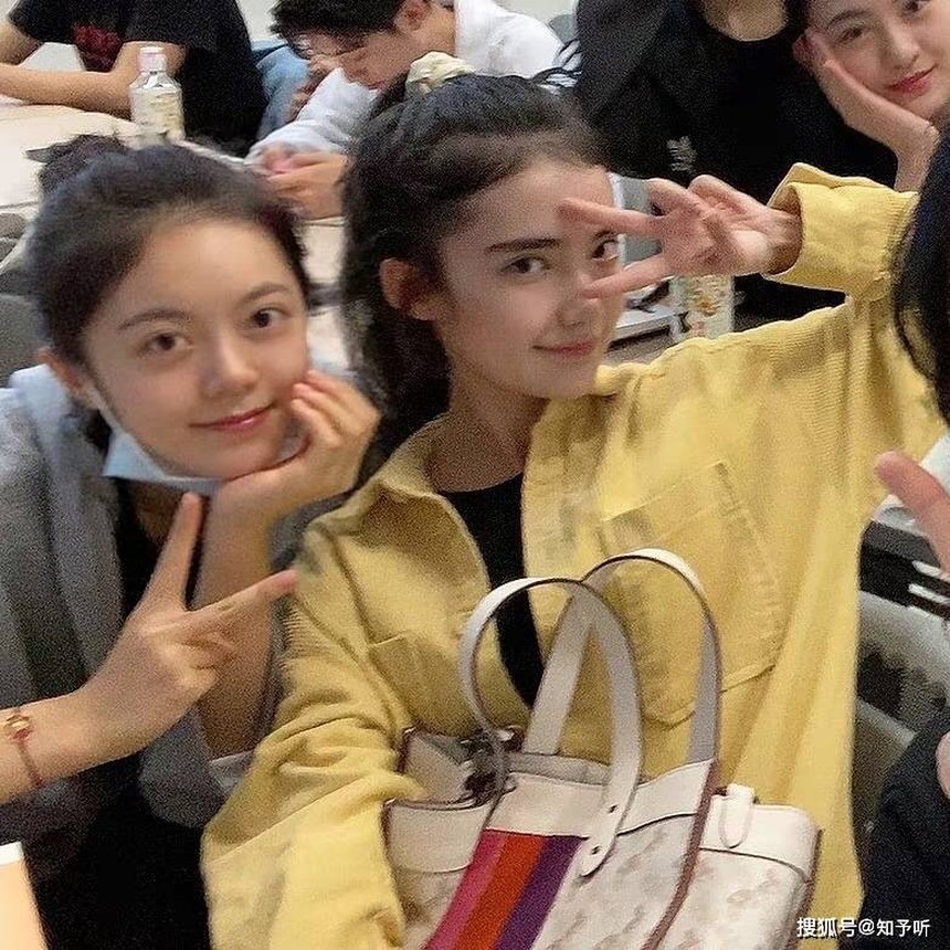 Mỹ nhân Tân Cương ‘đè bẹp’ nhan sắc Triệu Lộ Tư ở phim mới: Được Lưu Diệc Phi nâng đỡ, phong cách gợi nhớ Nhiệt Ba? - Ảnh 5. Mỹ nhân Tân Cương ‘đè bẹp’ nhan sắc Triệu Lộ Tư ở phim mới: Được Lưu Diệc Phi nâng đỡ, phong cách gợi nhớ Nhiệt Ba? - Ảnh 5.