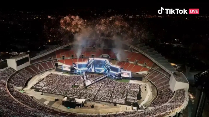 Đẳng cấp của Blackpink khi diễn concert ở Thái cùng lúc với Golden Disc Awards - Ảnh 6.