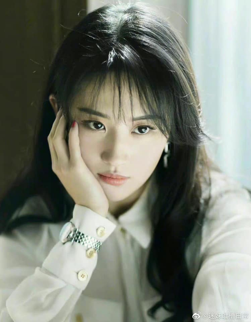 Lưu Diệc Phi 'cưa sừng làm nghé' vài giây mà gây sốt vì quá đẹp, đổi đúng 1 chi tiết nhan sắc là đã thành công! - Ảnh 6. Lưu Diệc Phi 'cưa sừng làm nghé' vài giây mà gây sốt vì quá đẹp, đổi đúng 1 chi tiết nhan sắc là đã thành công! - Ảnh 6.