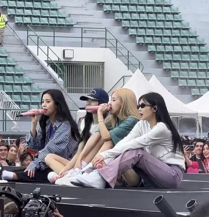 Thái Lan đúng là 'sân nhà' của BLACKPINK: Fan khắp nơi đổ về, Hoàng gia ủng hộ và loạt tương tác gây sốt MXH! - Ảnh 9.