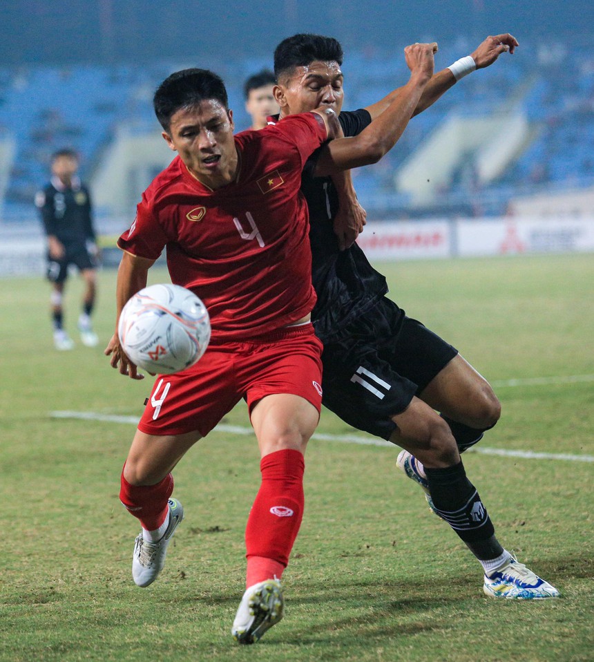 Giục cầu thủ đội bạn ngồi dậy thi đấu, Bùi Tiến Dũng nhận thẻ vàng - Ảnh 1.