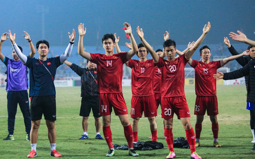 Văn Hậu "cắp nách" Quang Hải lên ăn mừng ĐT Việt Nam vào chung kết AFF Cup 2022 - Ảnh 5.