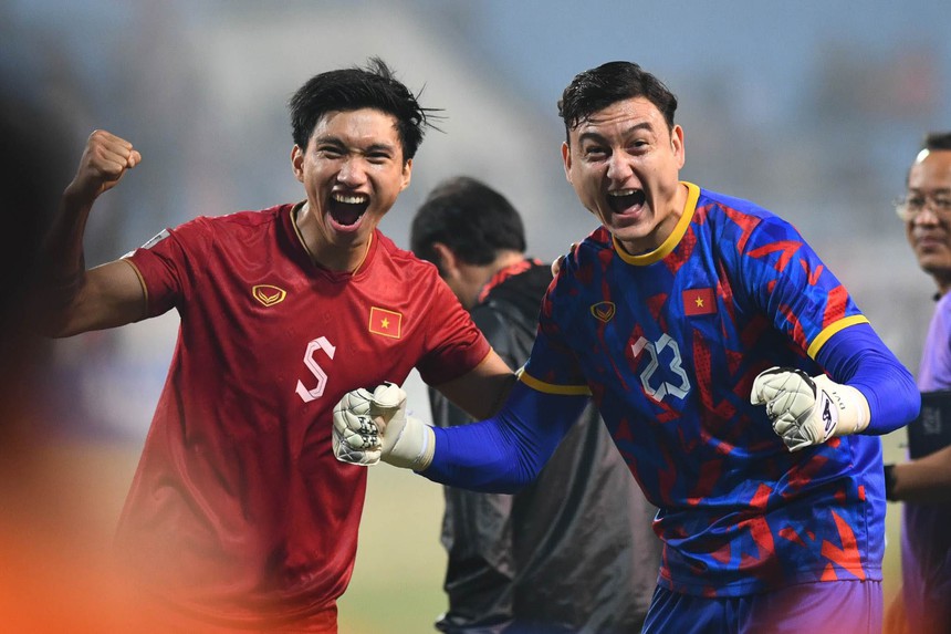 Văn Hậu "cắp nách" Quang Hải lên ăn mừng ĐT Việt Nam vào chung kết AFF Cup 2022 - Ảnh 1.