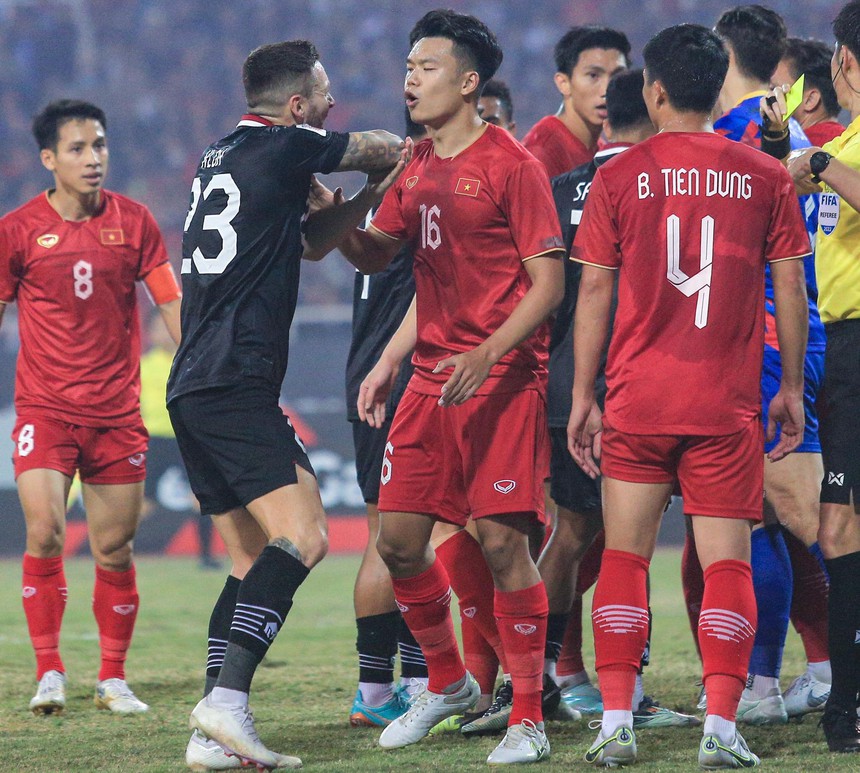 Giục cầu thủ đội bạn ngồi dậy thi đấu, Bùi Tiến Dũng nhận thẻ vàng - Ảnh 6.