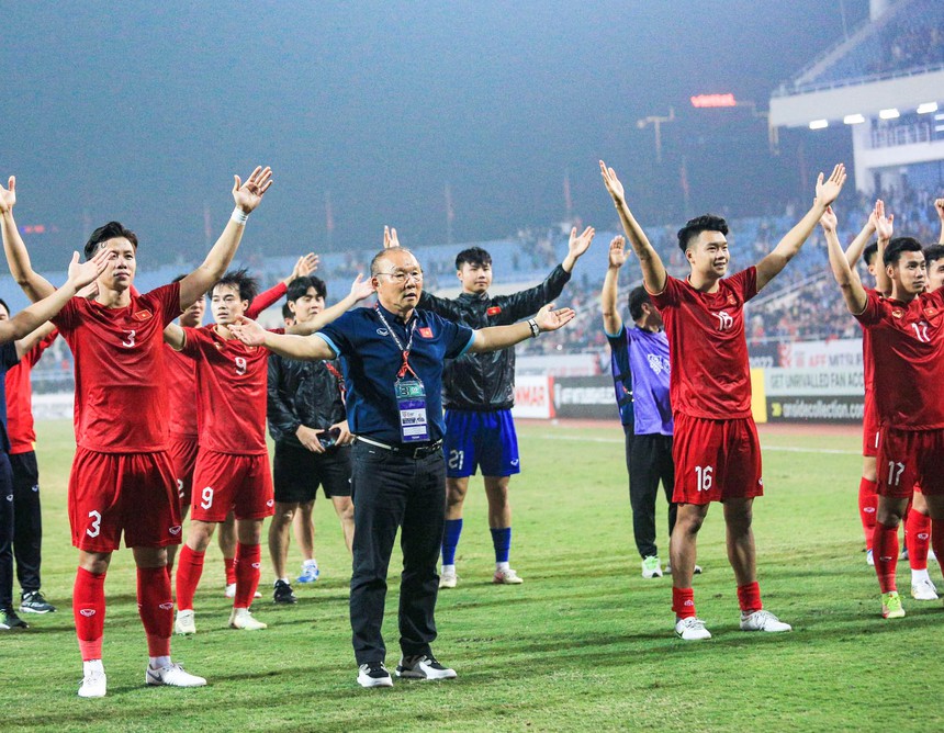 Văn Hậu "cắp nách" Quang Hải lên ăn mừng ĐT Việt Nam vào chung kết AFF Cup 2022 - Ảnh 4.