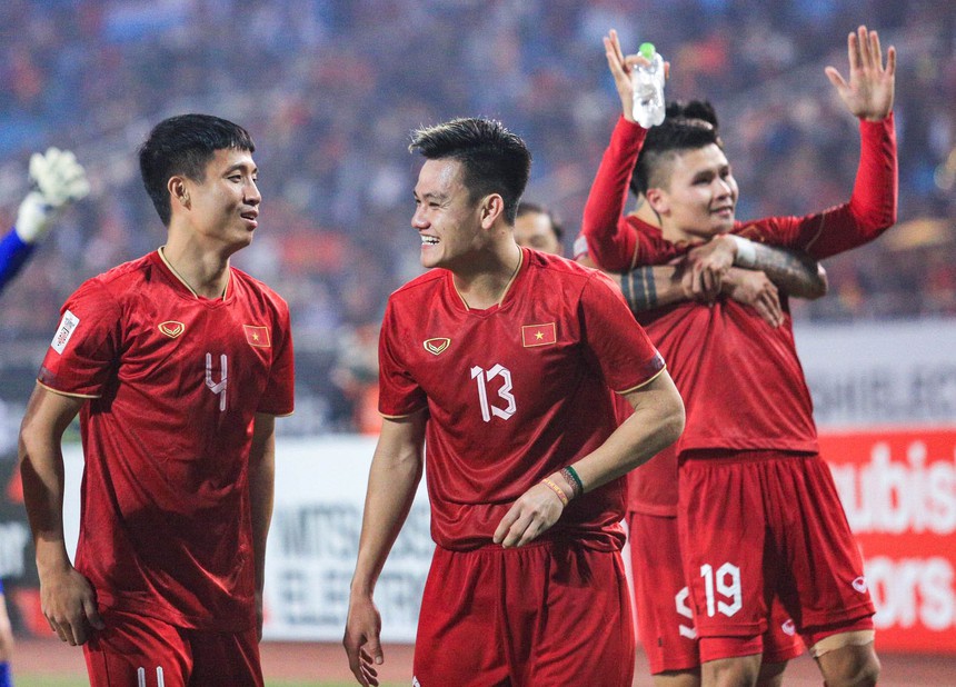 Văn Hậu "cắp nách" Quang Hải lên ăn mừng ĐT Việt Nam vào chung kết AFF Cup 2022 - Ảnh 2.