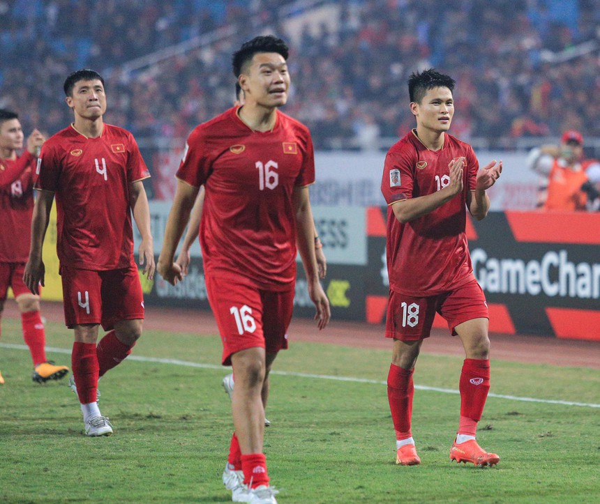 Văn Hậu "cắp nách" Quang Hải lên ăn mừng ĐT Việt Nam vào chung kết AFF Cup 2022 - Ảnh 8.