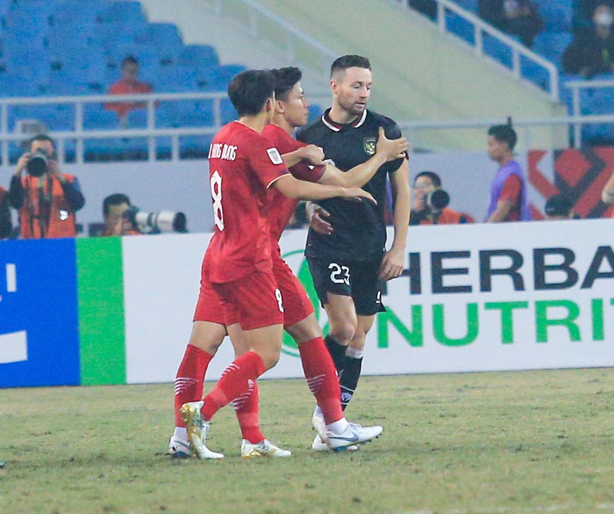 'Chiến thần ngoại giao' Quế Ngọc Hải: Ngăn Văn Hậu nổi nỏng, vui vẻ bắt tay đối thủ sau trận đấu - Ảnh 8.