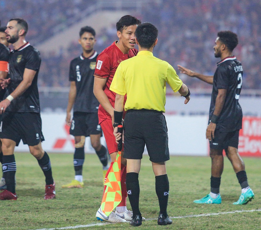 'Chiến thần ngoại giao' Quế Ngọc Hải: Ngăn Văn Hậu nổi nỏng, vui vẻ bắt tay đối thủ sau trận đấu - Ảnh 7.