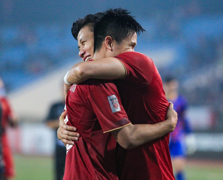 'Chiến thần ngoại giao' Quế Ngọc Hải: Ngăn Văn Hậu nổi nỏng, vui vẻ bắt tay đối thủ sau trận đấu - Ảnh 9.