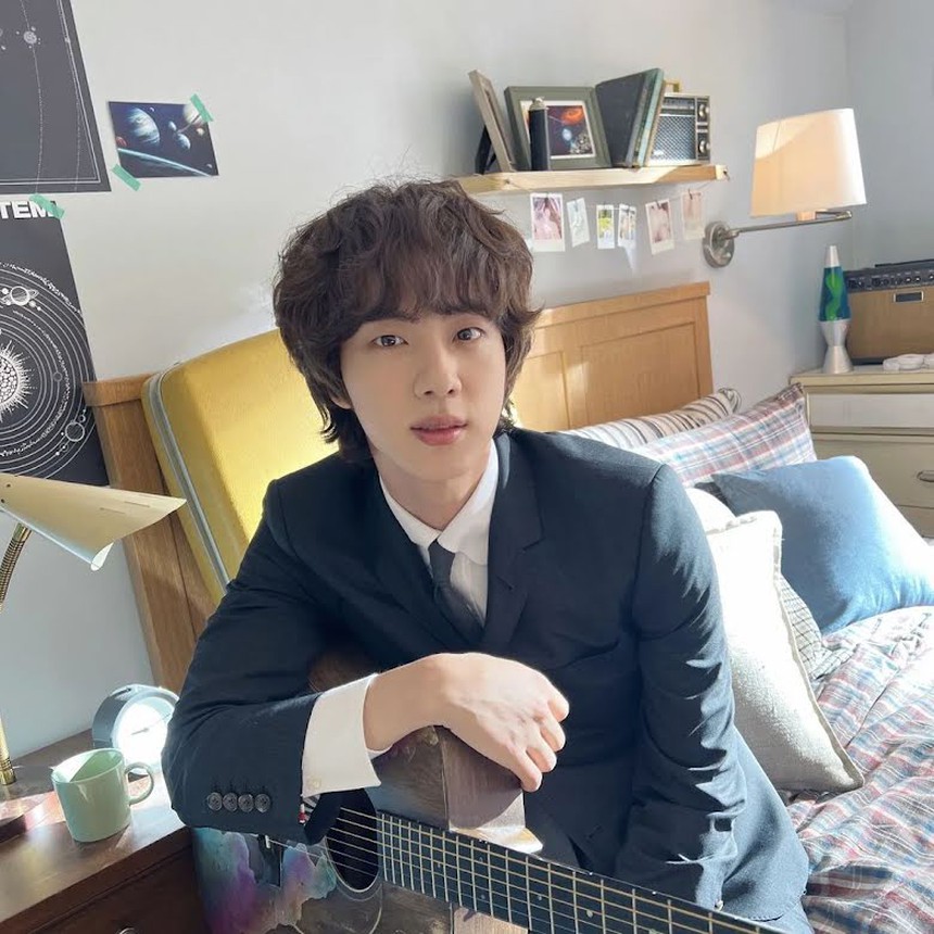 Ngỡ ngàng với cách chuẩn bị tinh thần trước khi biểu diễn của Jin BTS - Ảnh 1.