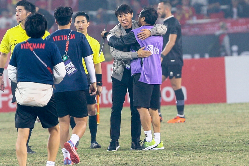 HLV Park Hang-seo cố tình né mặt Shin Tae Yong sau khi giành chiến thắng - Ảnh 7.