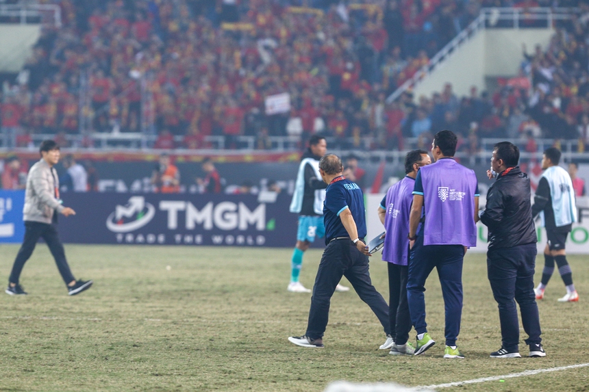 HLV Park Hang-seo cố tình né mặt Shin Tae Yong sau khi giành chiến thắng - Ảnh 1.