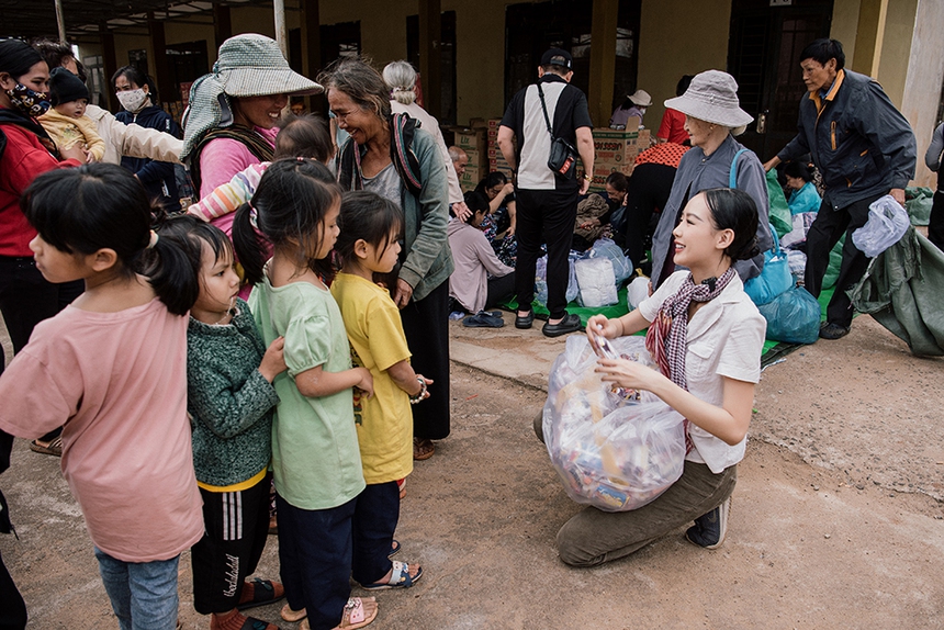 Hoa hậu Bảo Ngọc mang Tết đến làng phong - Ảnh 2.