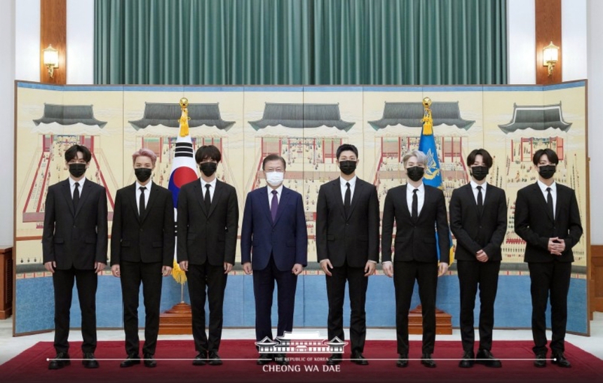 Bức ảnh BTS trông ngầu nhất do netizen bầu chọn: Từ Nhà Trắng đến Nhà Xanh - Ảnh 12. Bức ảnh BTS trông ngầu nhất do netizen bầu chọn: Từ Nhà Trắng đến Nhà Xanh - Ảnh 12.