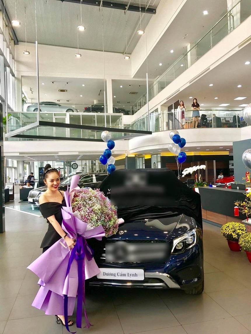 Dương Cẩm Lynh từng tậu xe hơi, có cuộc sống sang chảnh trước khi bị đòi nợ - Ảnh 1. Dương Cẩm Lynh từng tậu xe hơi, có cuộc sống sang chảnh trước khi bị đòi nợ - Ảnh 1.