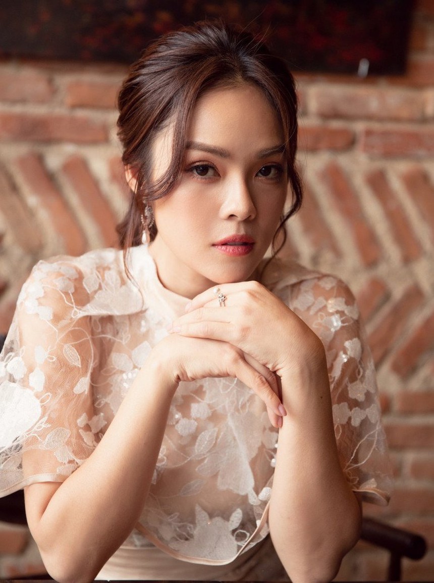 Dương Cẩm Lynh trước khi bị chủ nợ chặn đường: Mẹ đơn thân sau 2 lần đổ vỡ, từng hủy hôn với nam diễn viên Vbiz - Ảnh 5. Dương Cẩm Lynh trước khi bị chủ nợ chặn đường: Mẹ đơn thân sau 2 lần đổ vỡ, từng hủy hôn với nam diễn viên Vbiz - Ảnh 5.