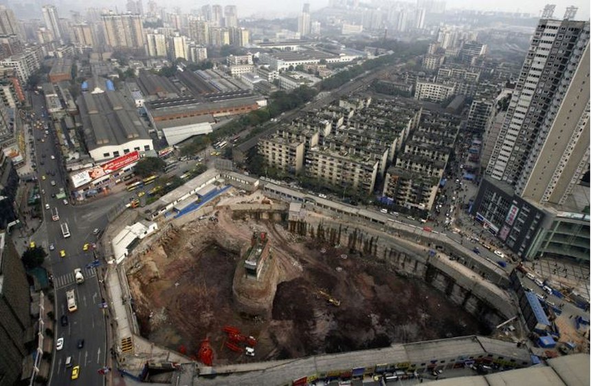 Ngôi nhà 219m2 không chịu di dời mặc cho nhà đầu tư đào sẵn móng sâu 10m để thi công: Chấp nhận "trèo lên trèo xuống" mỗi ngày, chỉ rời đi khi được đền bù thỏa đáng   - Ảnh 1.