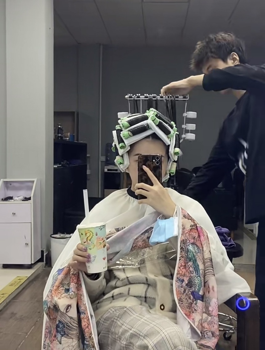 Hí hửng làm tóc đón Tết, nữ sinh 'khóc thét' vì mẫu một đằng, tóc làm ra một nẻo: Nhìn hình ảnh before - after không nhận ra nổi! - Ảnh 1.