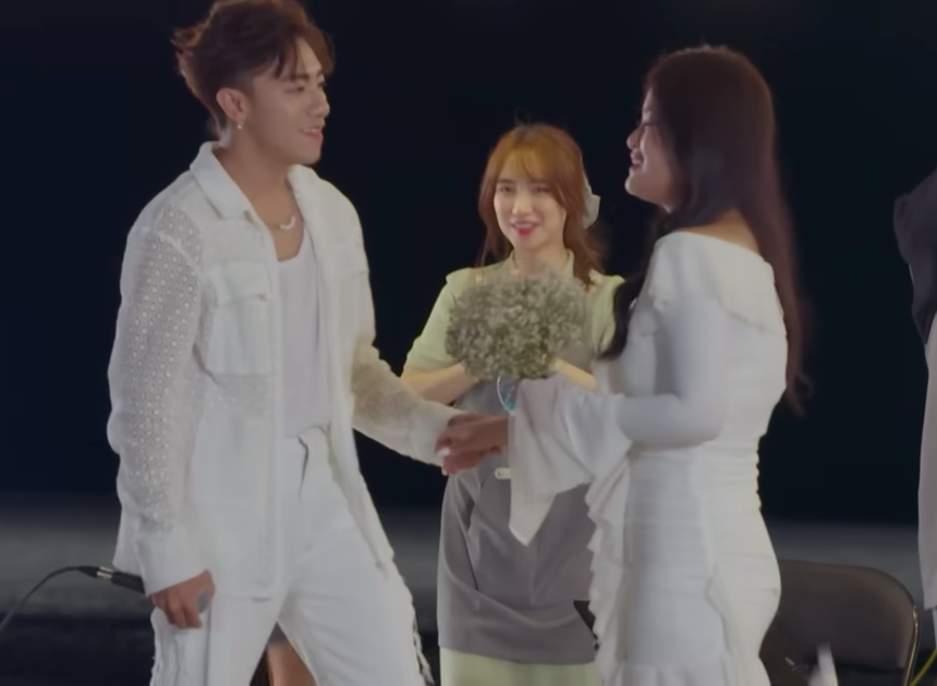 Hòa Minzy rơi nước mắt khi một cặp đôi cầu hôn, fan xót xa: 'Mong chị cũng hạnh phúc' - Ảnh 3. Hòa Minzy rơi nước mắt khi một cặp đôi cầu hôn, fan xót xa: 'Mong chị cũng hạnh phúc' - Ảnh 3.