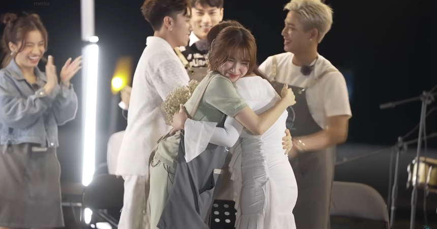 Hòa Minzy rơi nước mắt khi một cặp đôi cầu hôn, fan xót xa: 'Mong chị cũng hạnh phúc' - Ảnh 6. Hòa Minzy rơi nước mắt khi một cặp đôi cầu hôn, fan xót xa: 'Mong chị cũng hạnh phúc' - Ảnh 6.