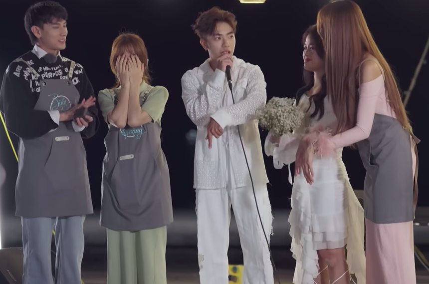 Hòa Minzy rơi nước mắt khi một cặp đôi cầu hôn, fan xót xa: 'Mong chị cũng hạnh phúc' - Ảnh 4. Hòa Minzy rơi nước mắt khi một cặp đôi cầu hôn, fan xót xa: 'Mong chị cũng hạnh phúc' - Ảnh 4.