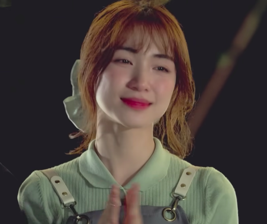 Hòa Minzy rơi nước mắt khi một cặp đôi cầu hôn, fan xót xa: 'Mong chị cũng hạnh phúc' - Ảnh 5. Hòa Minzy rơi nước mắt khi một cặp đôi cầu hôn, fan xót xa: 'Mong chị cũng hạnh phúc' - Ảnh 5.