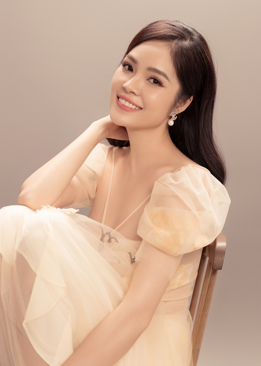 Dương Cẩm Lynh trước khi bị chủ nợ chặn đường: Mẹ đơn thân sau 2 lần đổ vỡ, từng hủy hôn với nam diễn viên Vbiz - Ảnh 2. Dương Cẩm Lynh trước khi bị chủ nợ chặn đường: Mẹ đơn thân sau 2 lần đổ vỡ, từng hủy hôn với nam diễn viên Vbiz - Ảnh 2.