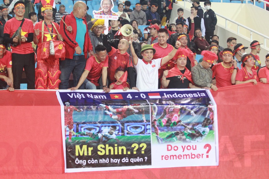 CĐV Việt Nam mỉa mai HLV Indonesia trước trận đại chiến trên Mỹ Đình - Ảnh 3.