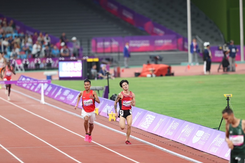 Thương cảm VĐV điền kinh Việt Nam chạy về đích phải gọi cấp cứu tại ASIAD - Ảnh 2. Thương cảm VĐV điền kinh Việt Nam chạy về đích phải gọi cấp cứu tại ASIAD - Ảnh 2.