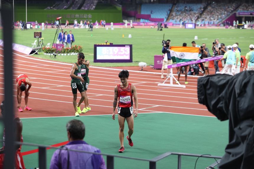 Thương cảm VĐV điền kinh Việt Nam chạy về đích phải gọi cấp cứu tại ASIAD - Ảnh 9. Thương cảm VĐV điền kinh Việt Nam chạy về đích phải gọi cấp cứu tại ASIAD - Ảnh 9.