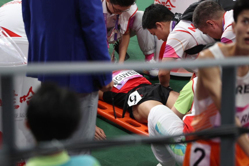 Thương cảm VĐV điền kinh Việt Nam chạy về đích phải gọi cấp cứu tại ASIAD - Ảnh 12. Thương cảm VĐV điền kinh Việt Nam chạy về đích phải gọi cấp cứu tại ASIAD - Ảnh 12.