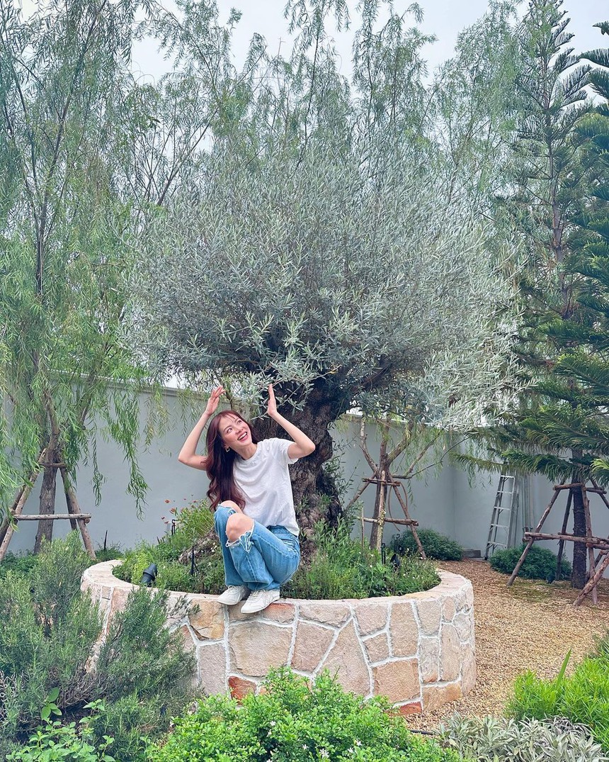 Diện đẹp tuổi 30 với loạt công thức thời trang dễ áp dụng từ Baifern Pimchanok - Ảnh 5.