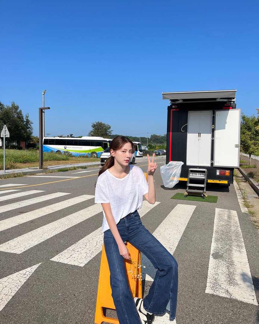 Diện đẹp tuổi 30 với loạt công thức thời trang dễ áp dụng từ Baifern Pimchanok - Ảnh 7.